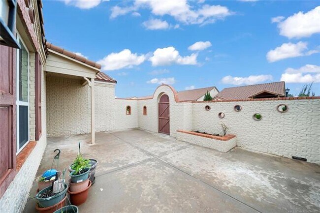 Foto del edificio - Welcome to this inviting Mediterranean-style patio home