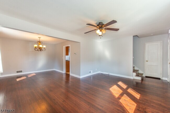 Building Photo - 484 Broughton Ave