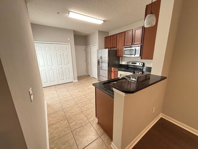 Building Photo - Move-In Ready Townhome! 3 Bed 2.5 Bath. En...