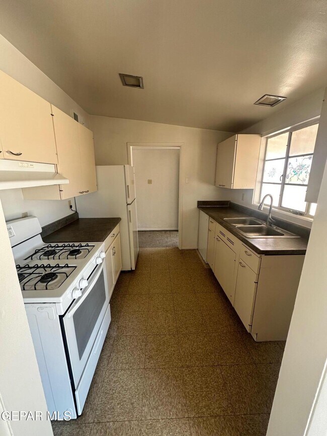 Building Photo - 5405 Raymond Telles Dr