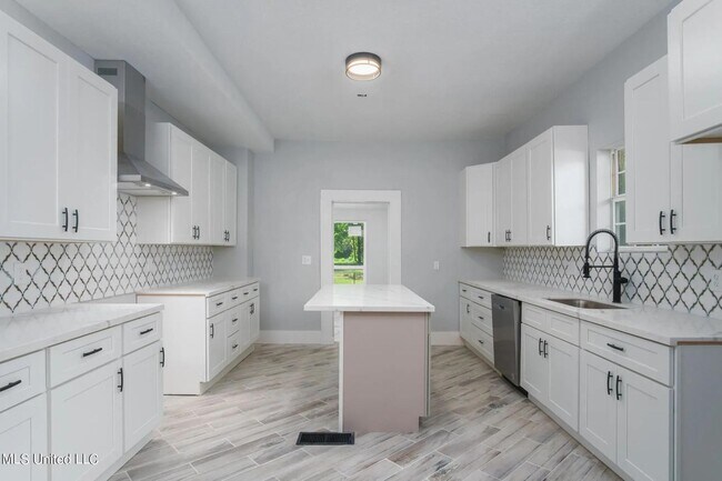 Foto del edificio - Beautiful 4-Bedroom, 3.5 Bathroom for Rent