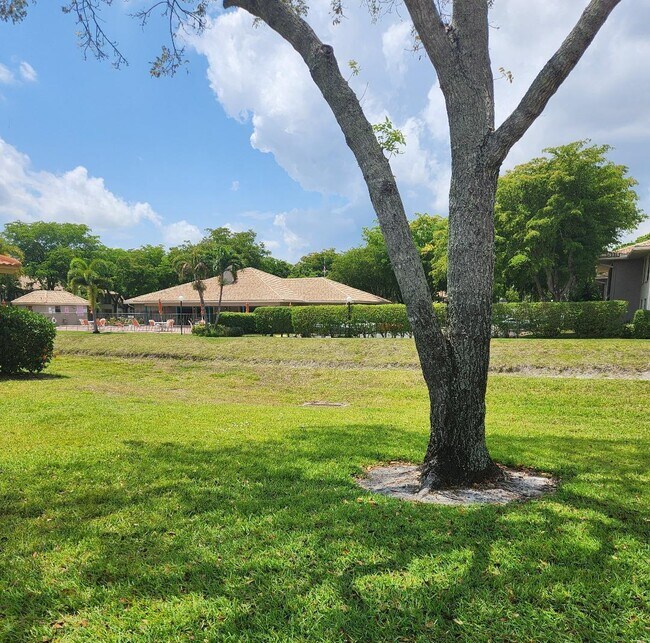 Foto del edificio - 4685 Laurel Tree Rd