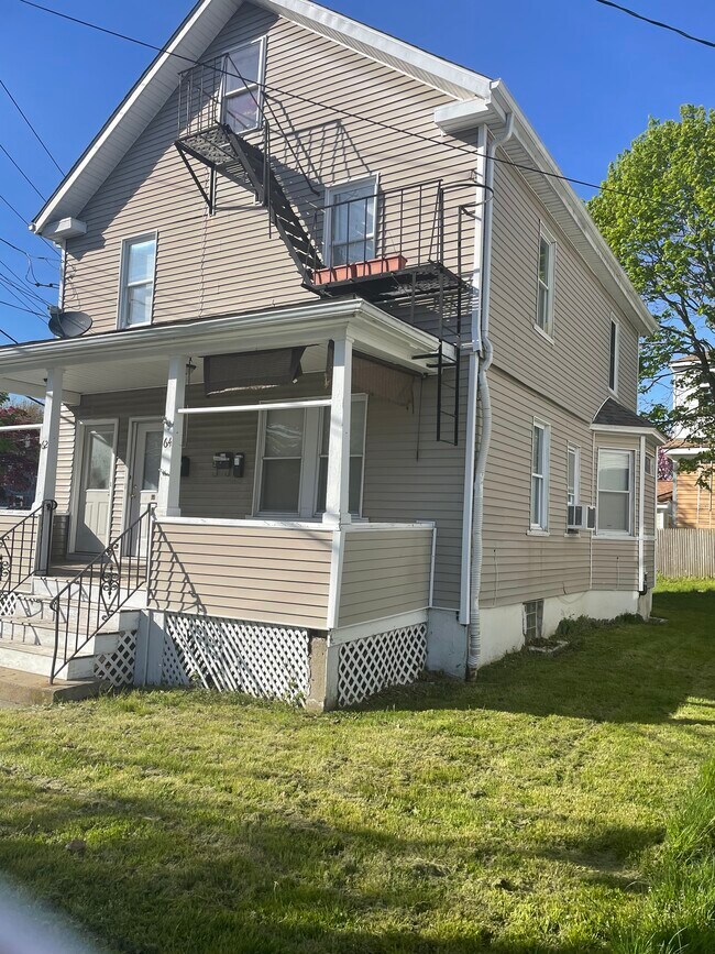Shared backyard - 64 Bedlow Ave
