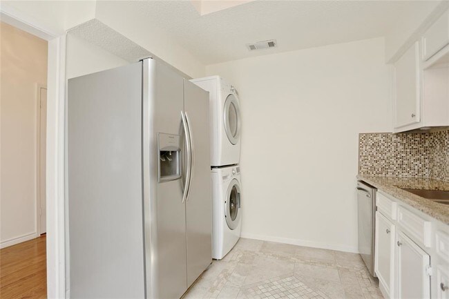 Building Photo - 7700 Creekbend Dr