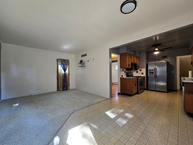 Building Photo - Spacious home with parklike back yard!
