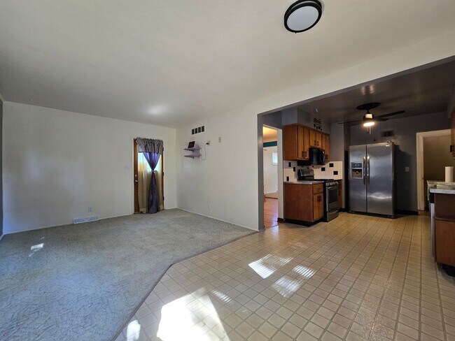 Foto del edificio - Spacious home with parklike back yard!