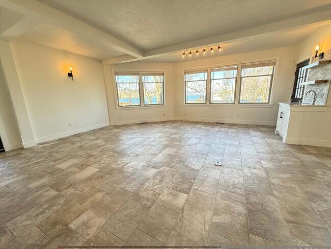 Sala de estar con vista al lago - 24 Ash St N