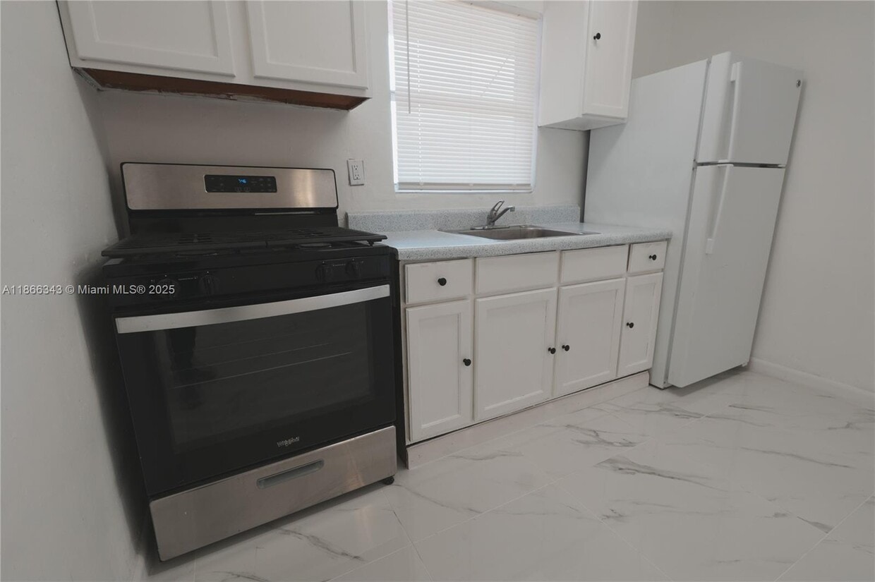 Primary Photo - 1245 W 24th St