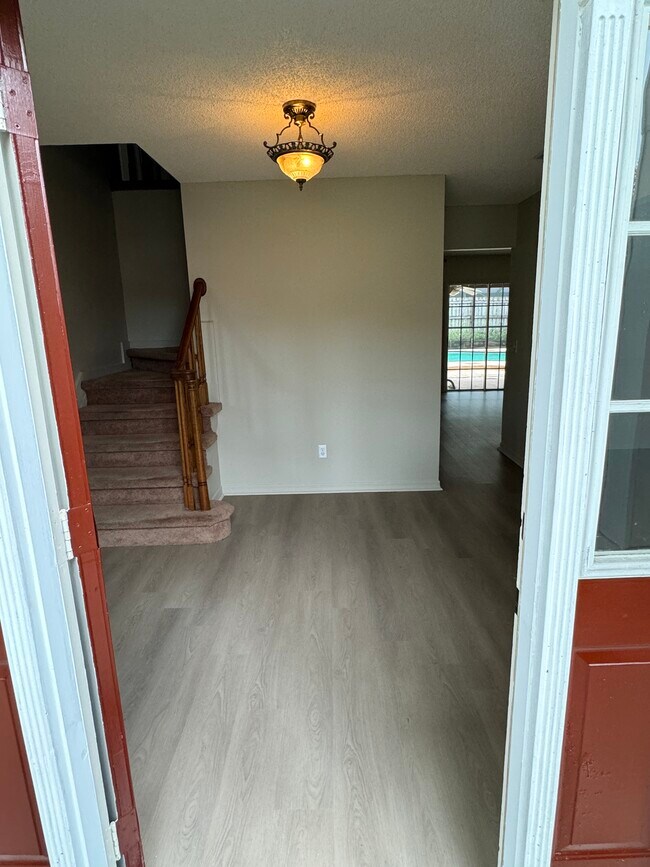 Foto del edificio - 2705 Cedarcrest Pl