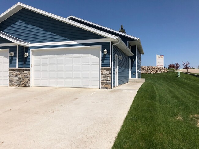 Building Photo - Spacious 2 Bedroom Twinhome SORRY NO PETS!!