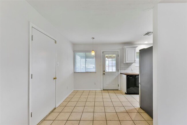 Foto del edificio - 8402 Romney Rd
