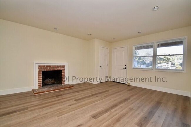 Building Photo - Splendid 3 Bedroom Home in Strawberry Manor!