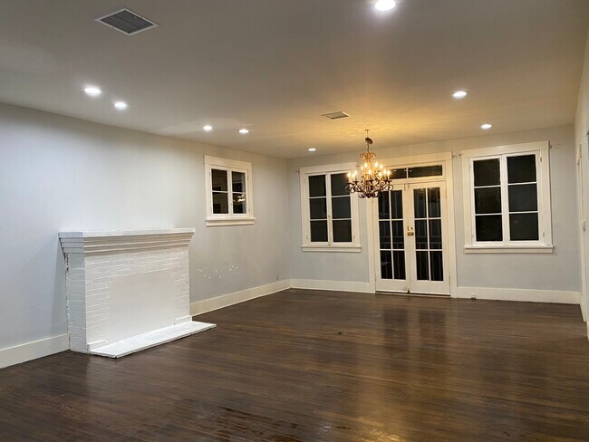 Building Photo - 1383 Maltman Ave
