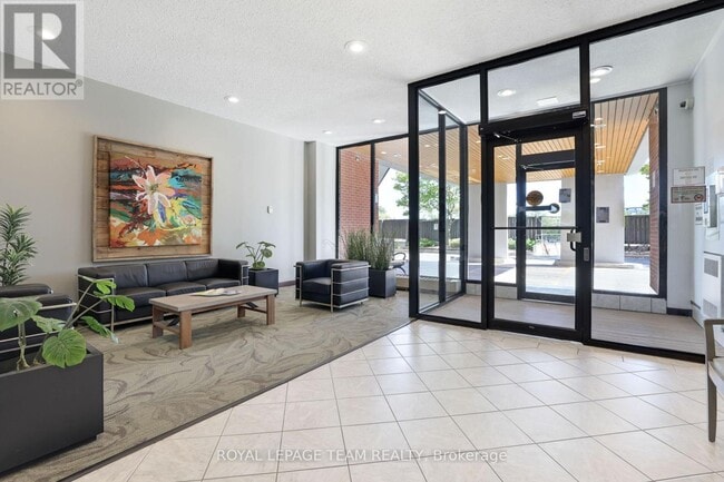 Photo du bâtiment - 2951 Riverside Dr.