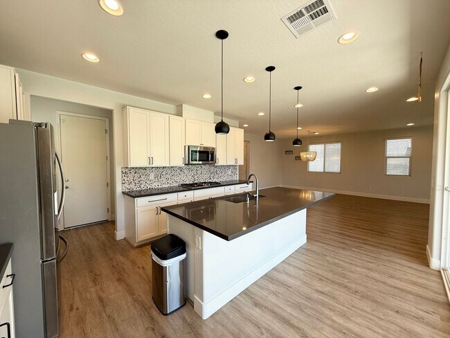 Building Photo - 4/BD 2.5/BA Upgraded Home with Solar, Loft...