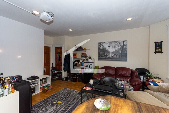 Building Photo - COOLIDGE CORNER 3 BED 2BATHS!!