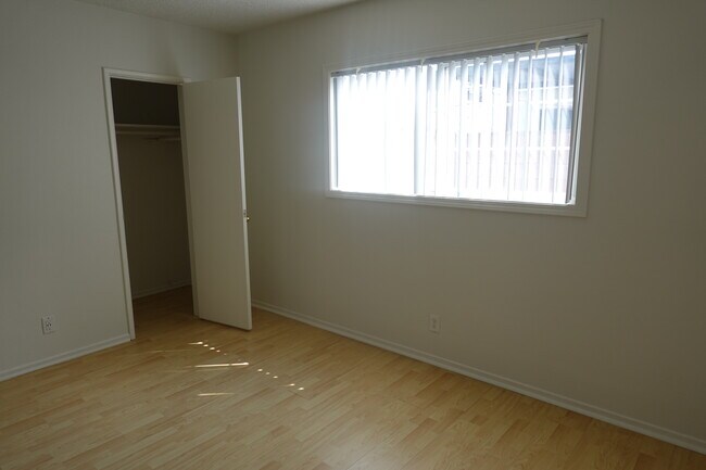 Uno de los 2 dormitorios - 15338 Larch Ave