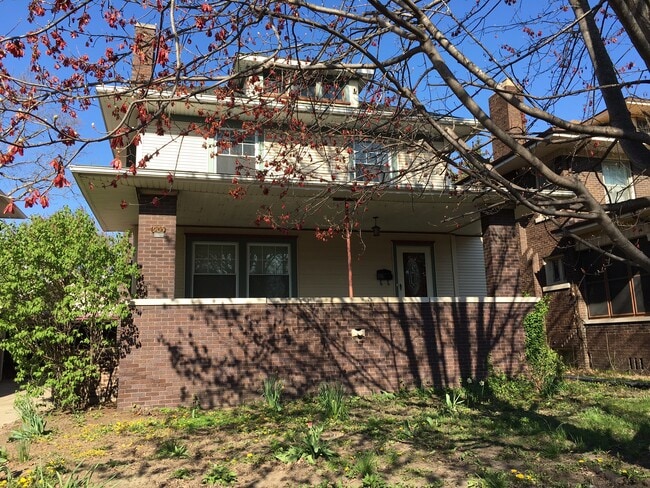 Building Photo - 905 N Rebecca Pl