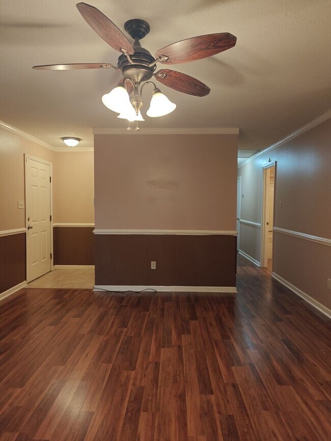 Foto del edificio - Elegant & Spacious 3-Bedroom Brick Home with Private Garage