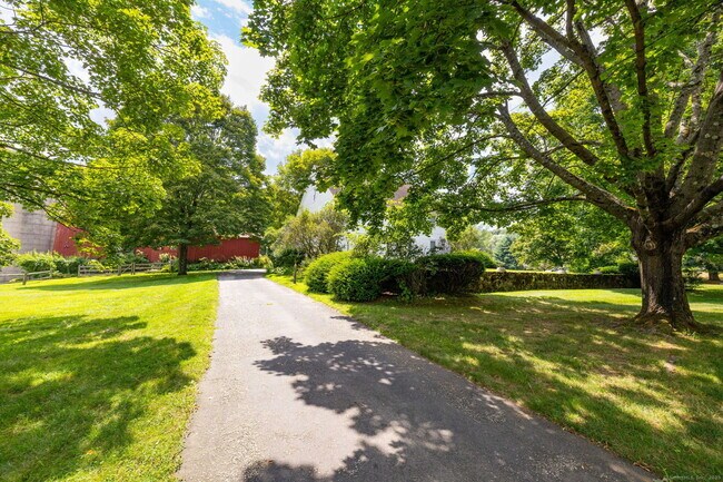 Foto del edificio - 73 Westledge Rd