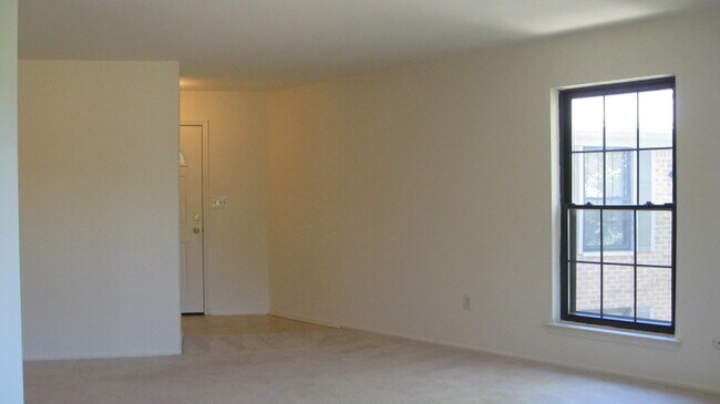 Building Photo - 181 Long Hill Rd