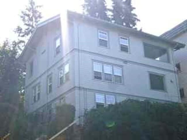 Building Photo - 709 N Forest St