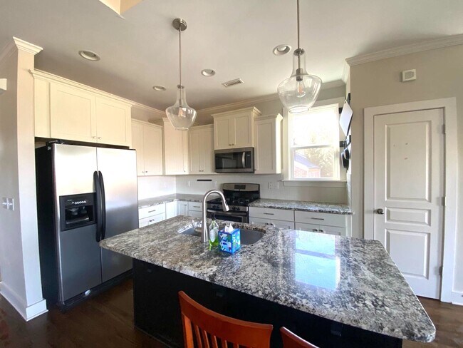 Main floor kitchen - 2608 Glendale Ave