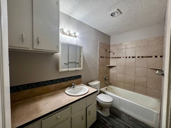 Building Photo - Charming 2 Bedroom