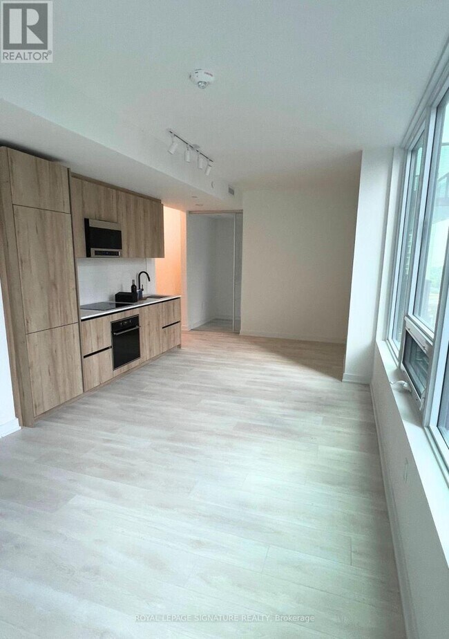Photo du bâtiment - 117-1117 Broadway Ave