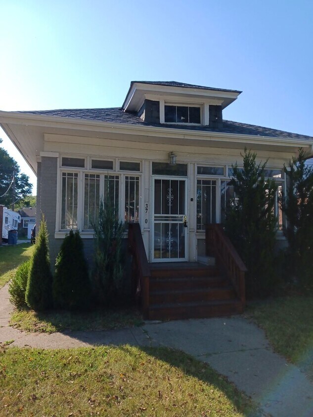 Foto principal - 2 Bedroom Home in West Glen Park