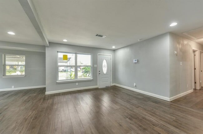 Building Photo - 10106 Cathedral Dr
