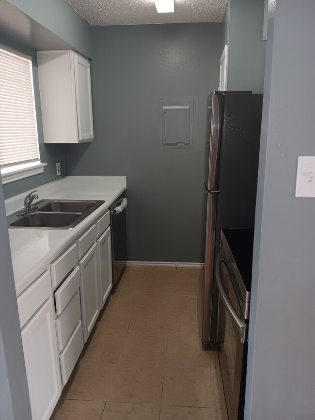 Estufa, refrigerador y lavavajillas nuevos. - 7122 Premont Dr