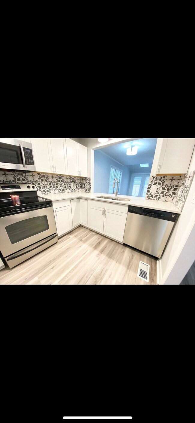 Building Photo - 1368 N Forest Dr