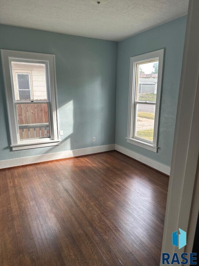 Building Photo - 427 S Prairie Ave