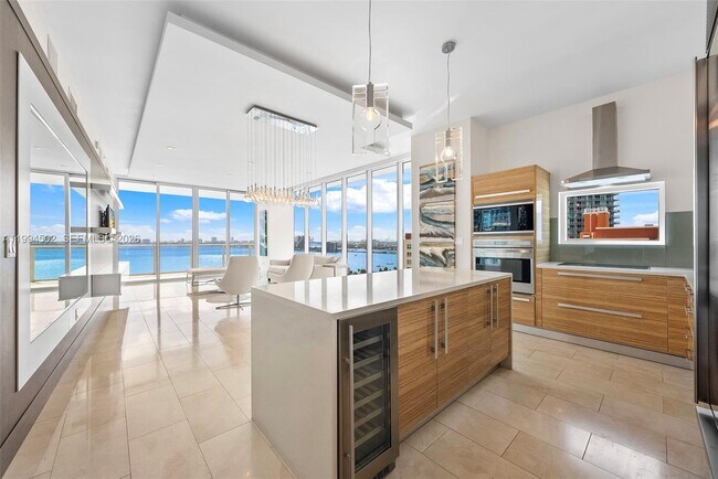 Foto del edificio - 2020 N Bayshore Dr