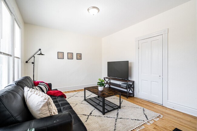 Foto del edificio - 4Bdrm Upper Flat of Eastside Duplex Fully ...