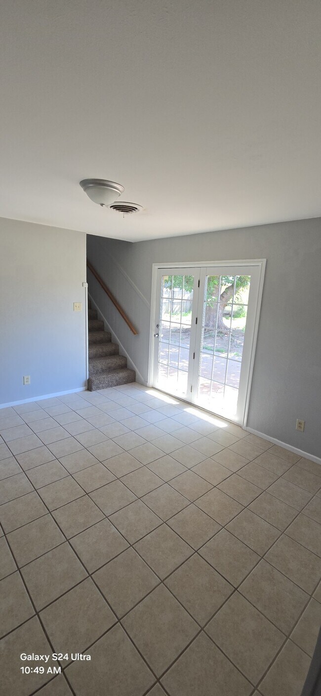 Building Photo - 1609 Douglas Dr