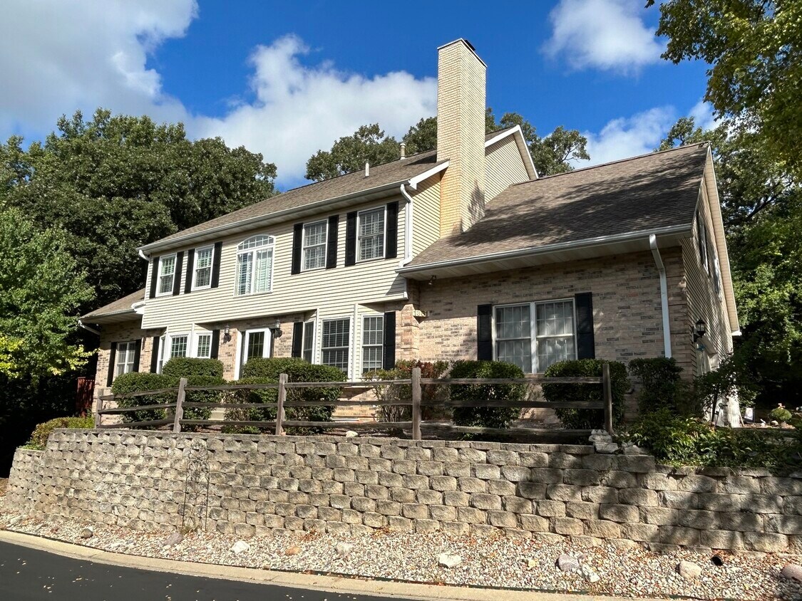 Primary Photo - 1381 Laurel Oaks Dr