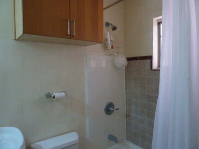 Private full bathroom - 926 S Lake St