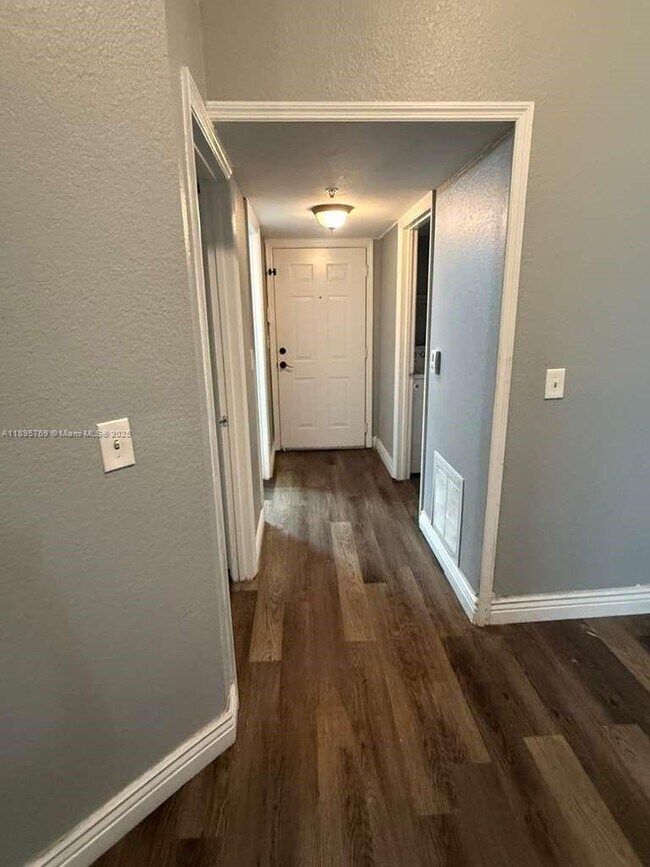 Foto del edificio - 2516 Centergate Dr