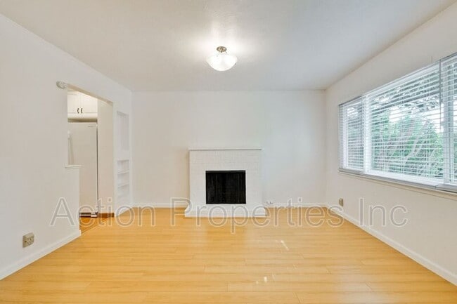 Building Photo - 851 E Meadow Dr