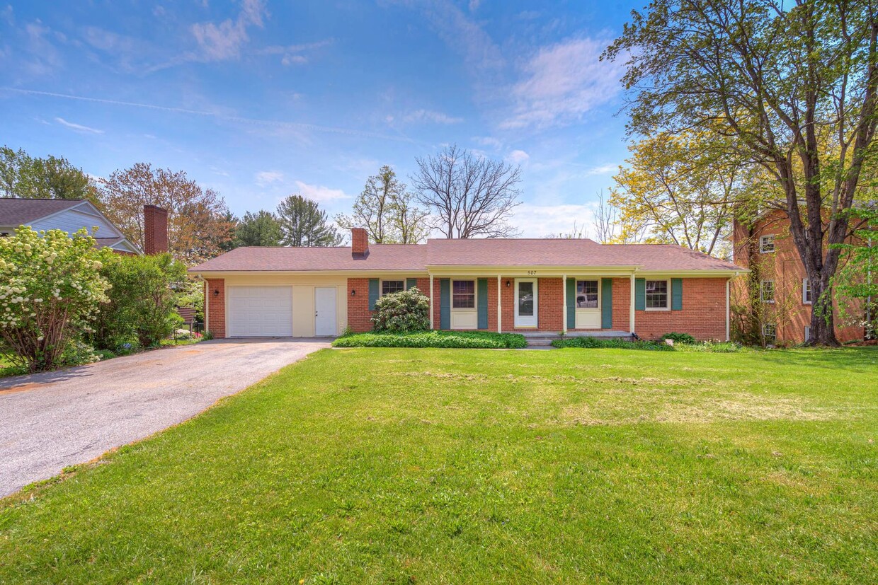 Primary Photo - 507 Stonegate | 6 Bed 3 Bath Newly Remodel...