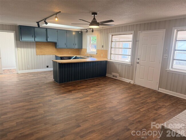 Foto del edificio - 5226 Indian Trail Fairview Rd