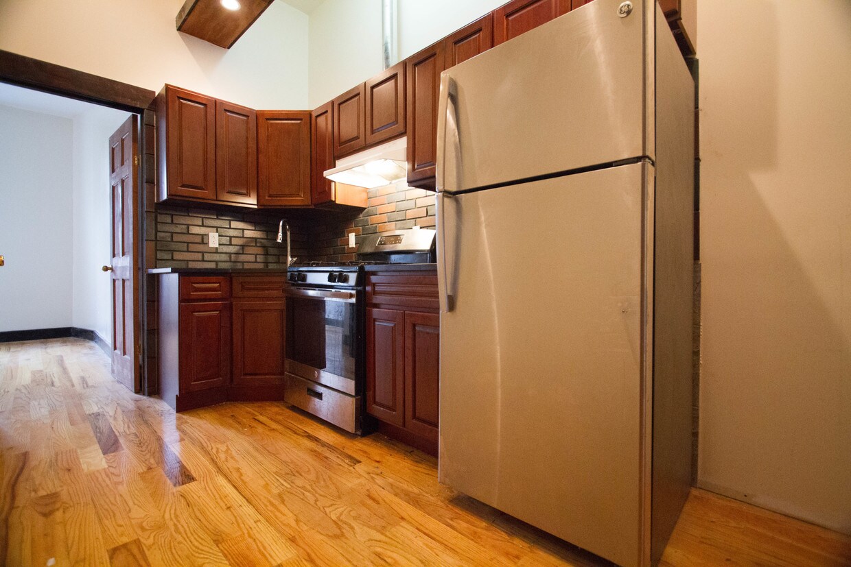 Foto principal - 834 Hart St