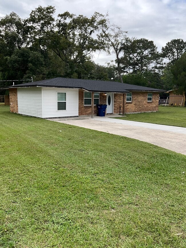 Building Photo - 512 Quail Ln