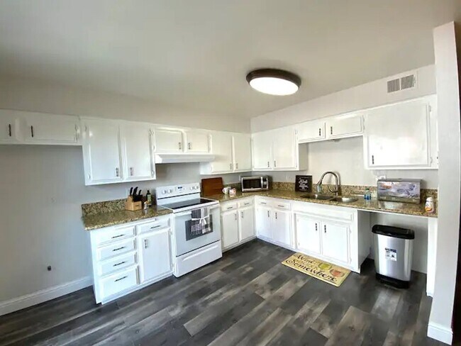 Foto del edificio - Step into your new residence, a charming c...