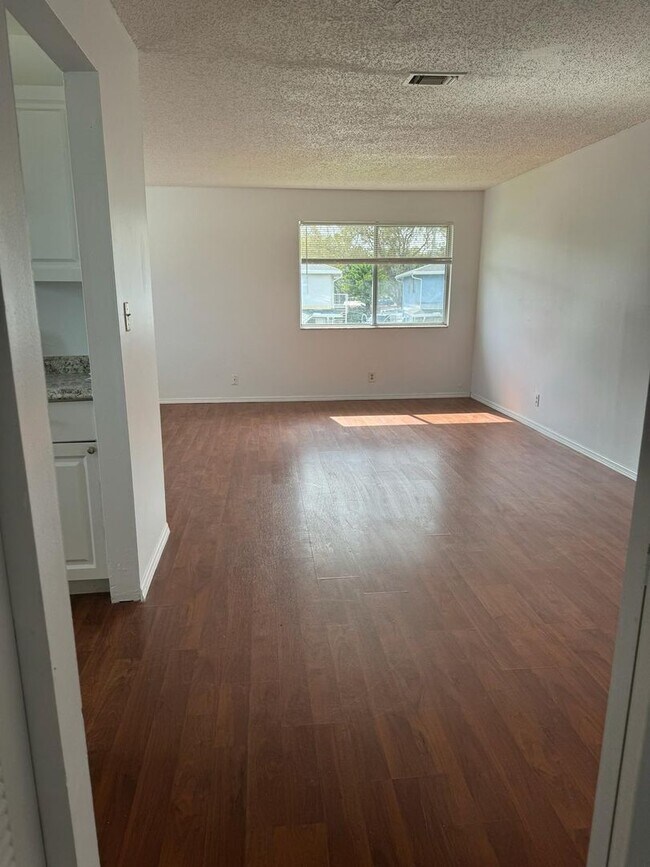 Building Photo - Cateleya Shores 2 Bed 1 Bath - $1850