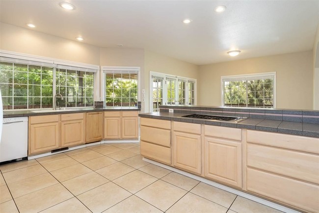 Building Photo - 4 bedroom in Reno NV 89509