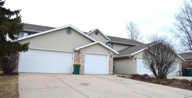 Building Photo - 207 School Rd