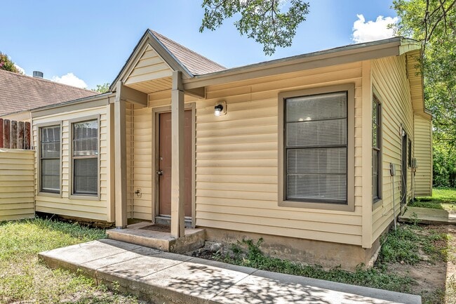 Building Photo - 1325 Bayou Dr
